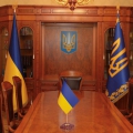 Знамя Украины и штандарт президента в кабинете
