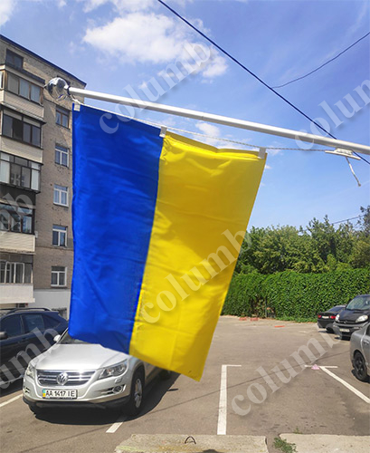 Прапор України на фасадному флагштоку