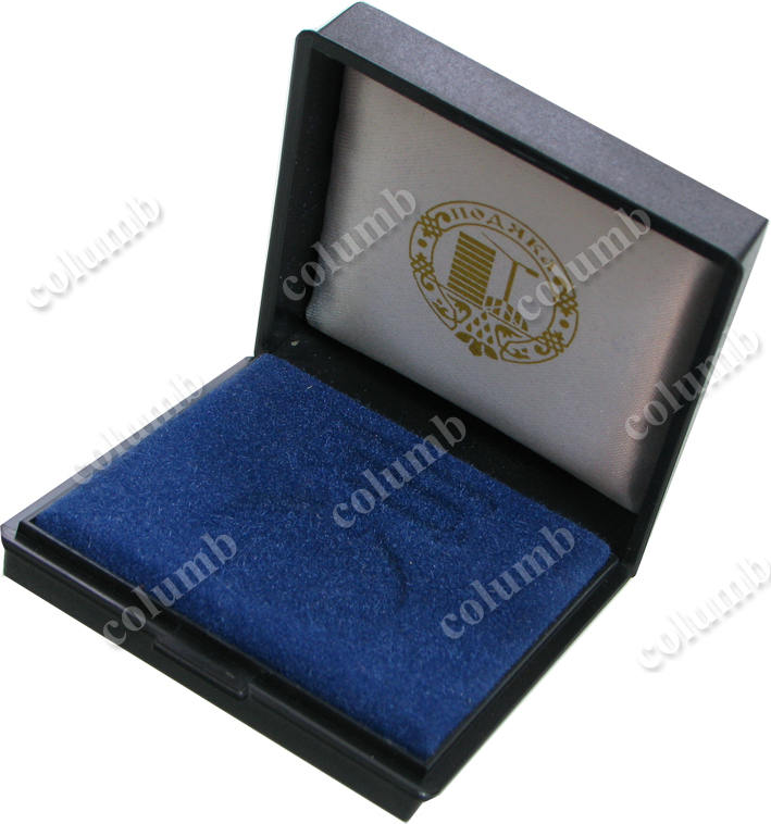 Футляр під медаль з флокованим ложементом та тканинним вкладишем з друком логотипу компанії.