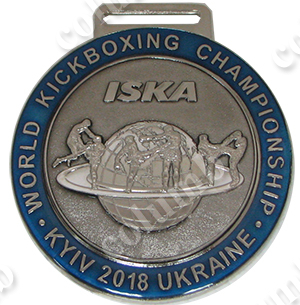 Медаль на стрічці  "WORLD KICKBOXING CHAMPIONSHIP" Київ 2018 (код  48761) виконана способом високорельєфного карбування з мідного сплаву.  Декоративне покриття - гальванічний  нікель, 