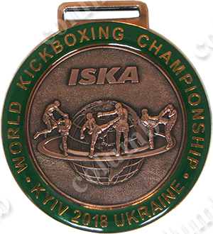 Медаль на стрічці  "WORLD KICKBOXING CHAMPIONSHIP" Київ 2018 (код 48268) виконана способом високорельєфного карбування з мідного сплаву.  Декоративне покриття - під стару бронзу